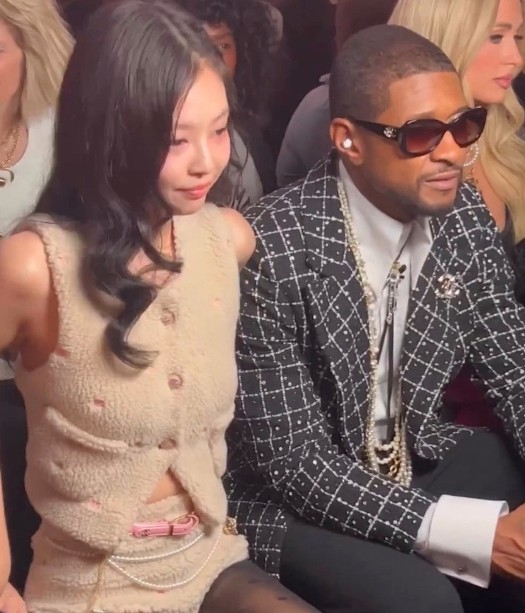 Jennie ngồi hàng ghế đầu tại show Xuân Hè 2024 của Chanel cùng rapper Usher.