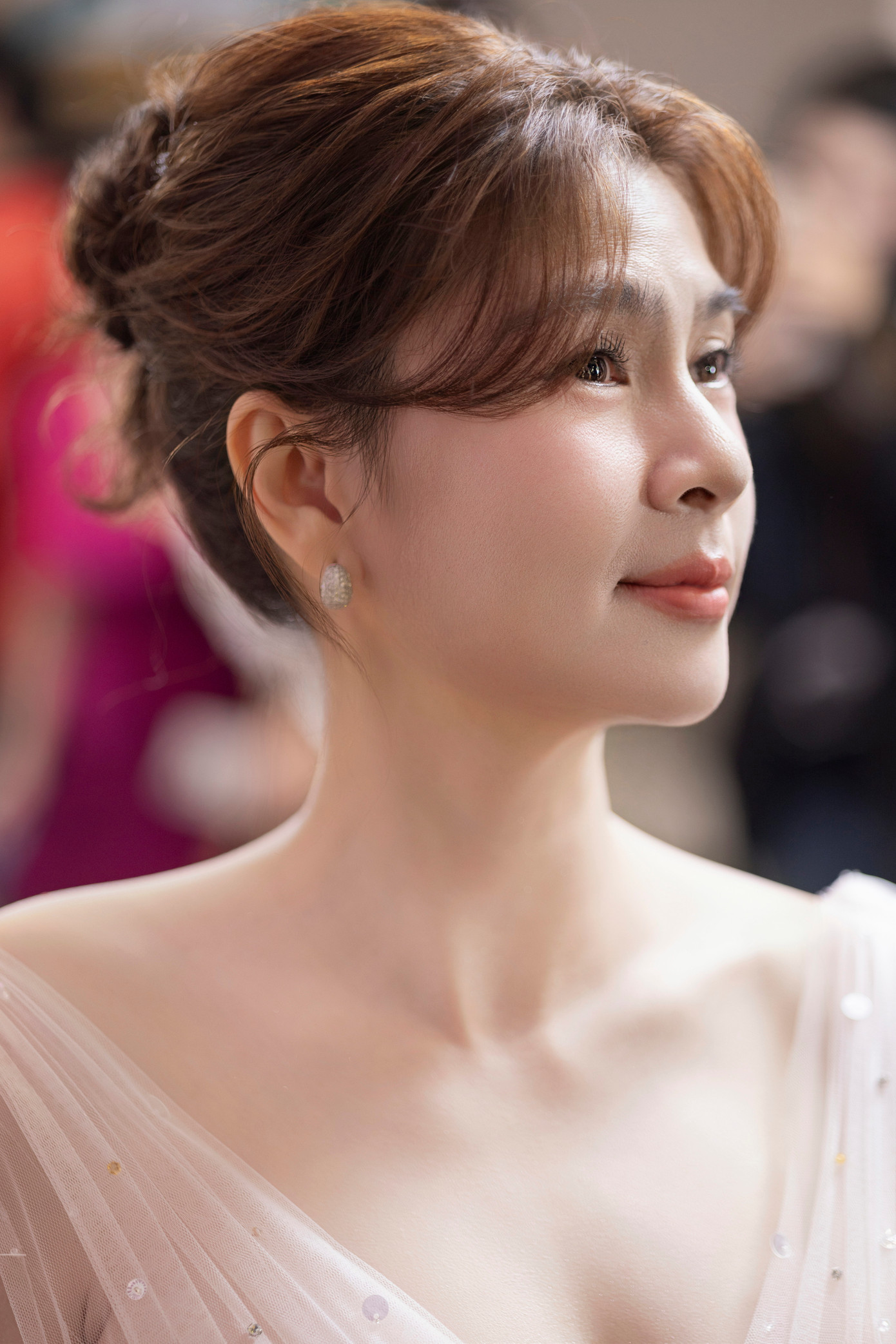 Trong chương trình âm nhạc tối 22/12, Kim Thư gây chú ý với ngoại hình trẻ trung. Nhiều năm liền tạm dừng hoạt động nghệ thuật, cô tập trung kinh doanh.