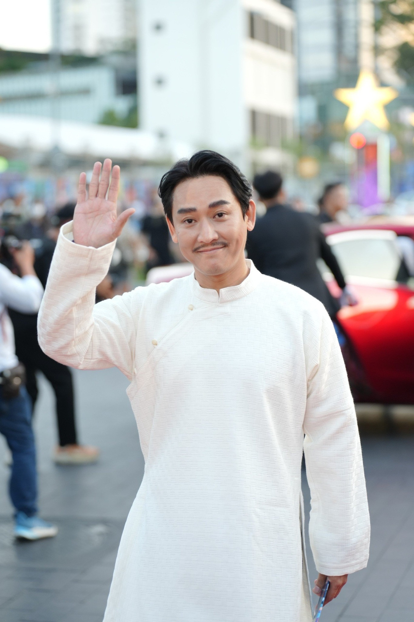 Diễn viên Hứa Vĩ Văn chọn quảng bá trang phục truyền thống của Việt Nam tại liên hoan phim thu hút hàng trăm nghệ sĩ quốc tế đến dự. Diễn viên Hứa Vĩ Văn chọn quảng bá trang phục truyền thống của Việt Nam tại liên hoan phim thu hút hàng trăm nghệ sĩ quốc tế đến dự.