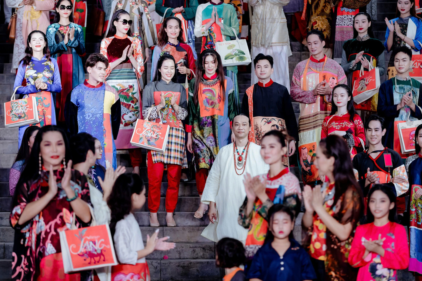 Sắc đỏ tràn ngập BST Xúc cảm dân gian lấy cảm hứng từ dòng tranh Kim Hoàng.