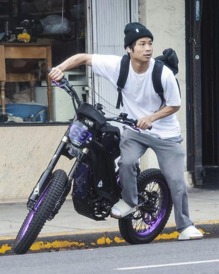 Pax Thiên nhiều lần không đội mũ bảo hiểm khi tham gia giao thông. Pax Thiên nhiều lần không đội mũ bảo hiểm khi tham gia giao thông.