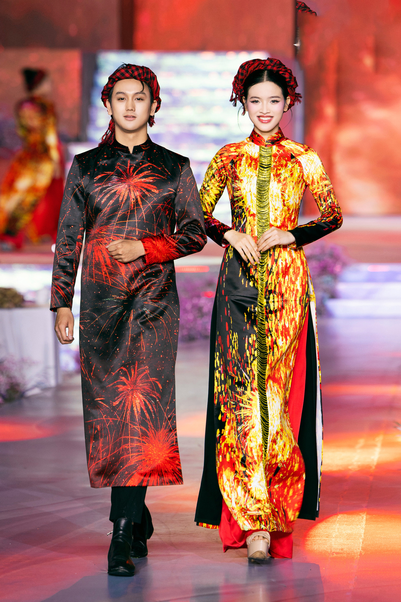 Hoa trên tuyến lửa của NTK Liên Hương tôn vinh sự quyết tâm, sức sống của người phụ nữ Việt Nam trong thời chiến. Hoa trên tuyến lửa của NTK Liên Hương tôn vinh sự quyết tâm, sức sống của người phụ nữ Việt Nam trong thời chiến.