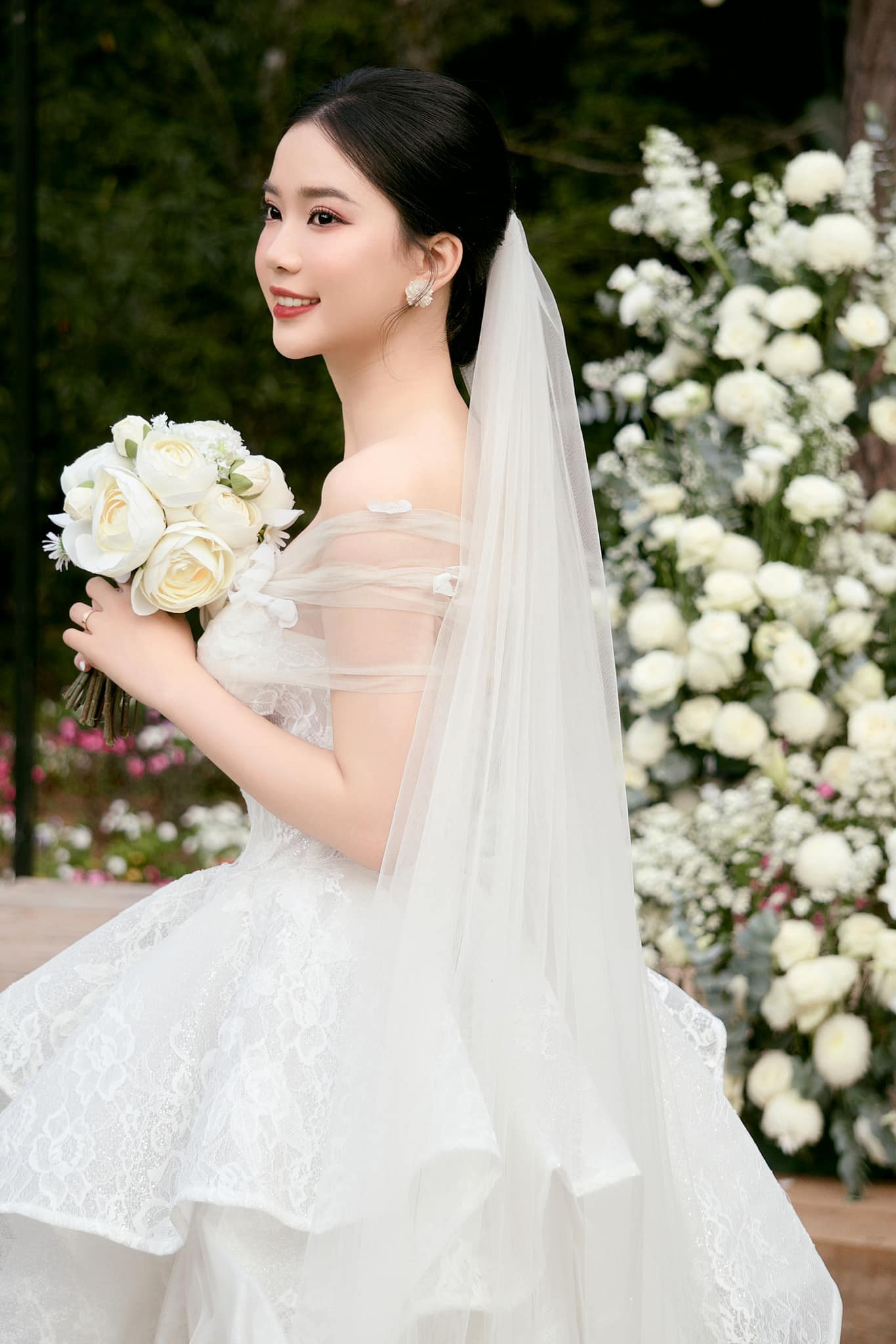 Ảnh cưới của Top 5 Hoa hậu Việt Nam 2022 Hoàng Hương Giang và chú rể Trung Kiên.