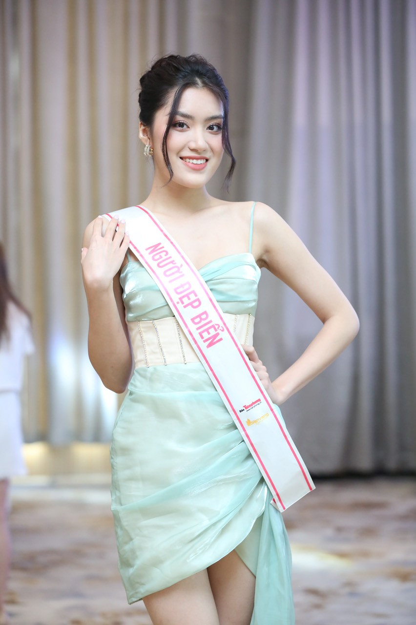 Người đẹp biển Phan Phương Oanh trang điểm và chọn trang phục tôn lên vẻ sắc sảo. Phương Oanh là người đẹp có tỷ lệ cơ thể đẹp, đôi chân thon dài và trình diễn bốc lửa trong phần thi bikini.