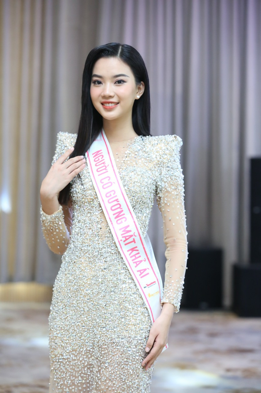 Top 5 Hoàng Hương Giang được công chúng đánh giá là cô gái phù hợp với danh hiệu Người đẹp có gương mặt khả ái. Mỹ nhân đến từ Bắc Giang chọn kiểu trang điểm nhẹ nhàng, phù hợp với bộ trang phục sang trọng.