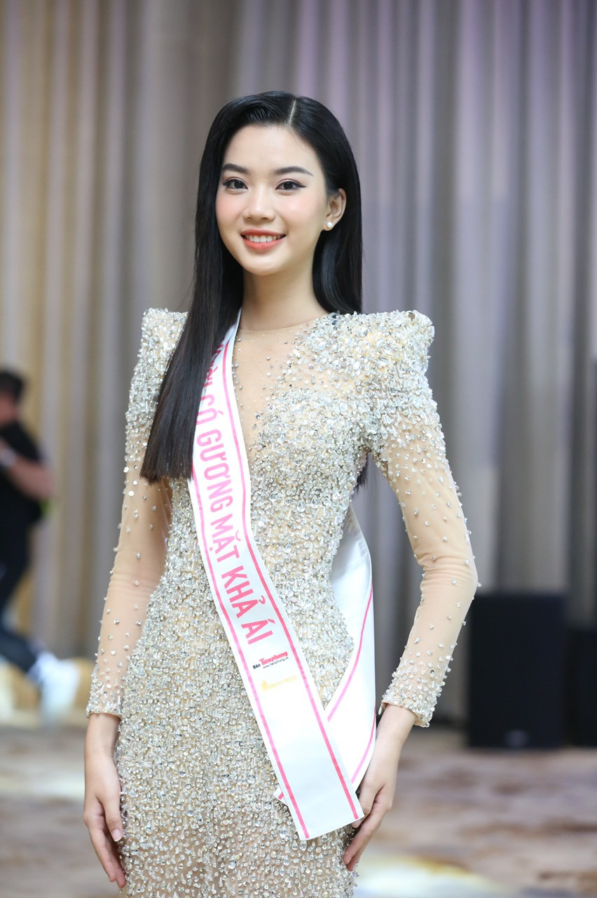 Top 5 Hoàng Hương Giang được công chúng đánh giá là cô gái phù hợp với danh hiệu Người đẹp có gương mặt khả ái. Mỹ nhân đến từ Bắc Giang chọn kiểu trang điểm nhẹ nhàng, phù hợp với bộ trang phục sang trọng.