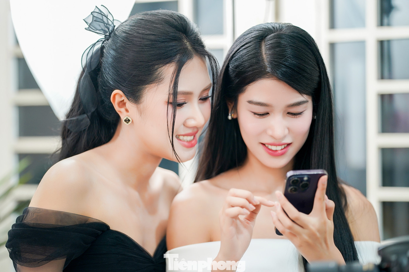 Cuối tháng 5, 25 thí sinh khắp ba miền tập trung tại TP Huế, tiếp tục rèn luyện, trải qua những phần thi quan trọng trước khi bước vào đêm chung kết. Ban giám khảo sẽ tìm ra cô gái hội tụ bốn trụ cột Nhan sắc, Văn hóa, Trí tuệ và Cống hiến để trao ngôi vị Hoa hậu Việt Nam, thực hiện sứ mệnh vì cộng đồng.