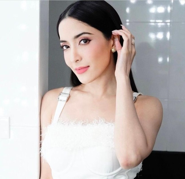 Pinky Savika trước khi bị bắt vì lừa đảo.