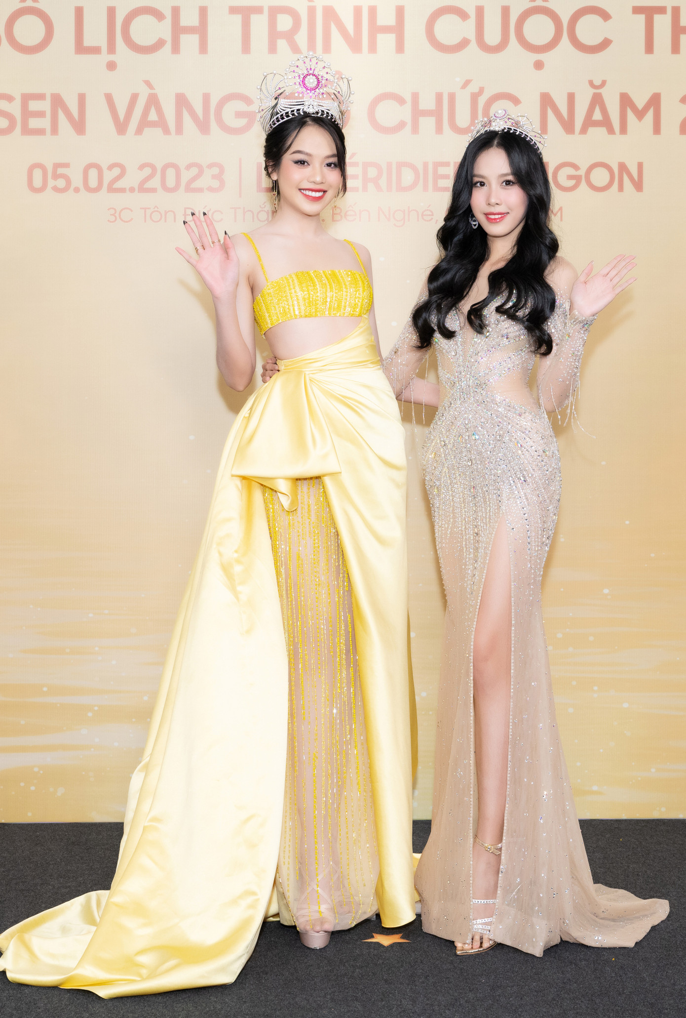 Hoa hậu Huỳnh Thị Thanh Thủy và Á hậu 2 Lê Nguyễn Ngọc Hằng xuất hiện rạng rỡ trên thảm đỏ. Hai người đẹp đội vương miện lấy cảm hứng từ chim lạc được trao trong chung kết Hoa hậu Việt Nam 2022 dự sự kiện.