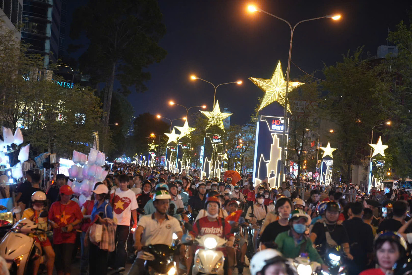 Tại tuyến đường Lê Lợi, đoạn từ Nam Kỳ Khởi Nghĩa đến Nguyễn Huệ, các hướng đi chính quanh khu vực phố đi bộ chật kín người. Khu vực trang trí ánh sáng, bán hàng lưu niệm và dòng người di chuyển chậm rãi tạo không khí náo nhiệt mùa lễ hội.