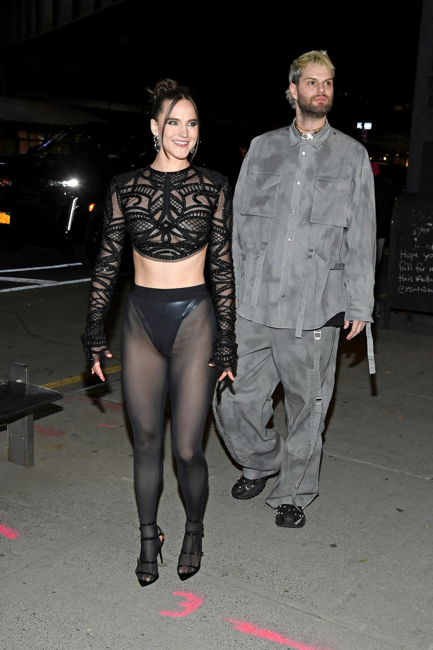 Bộ trang phục táo bạo nhất đến từ ca sĩ Sophie Hawley-Weld. Tại thảm hồng của show diễn, cô cũng gây ồn ào với kiểu trang phục hở quá đà. Bộ trang phục táo bạo nhất đến từ ca sĩ Sophie Hawley-Weld. Tại thảm hồng của show diễn, cô cũng gây ồn ào với kiểu trang phục hở quá đà.