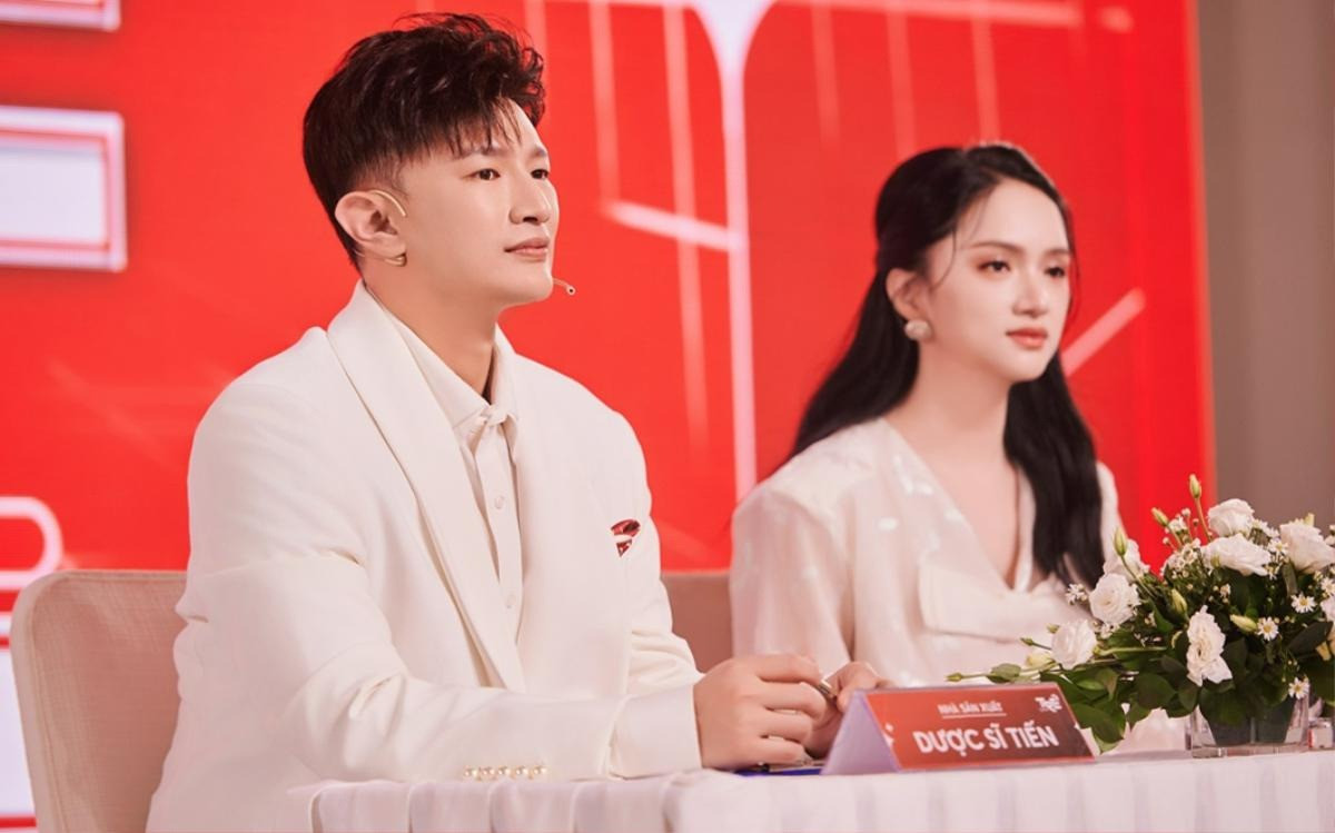 Hương Giang và Dược sĩ Tiến khẳng định không chơi trội khi sản xuất chương trình với giải thưởng tiền mặt lên đến hàng tỷ đồng. Hương Giang và Dược sĩ Tiến khẳng định không chơi trội khi sản xuất chương trình với giải thưởng tiền mặt lên đến hàng tỷ đồng.