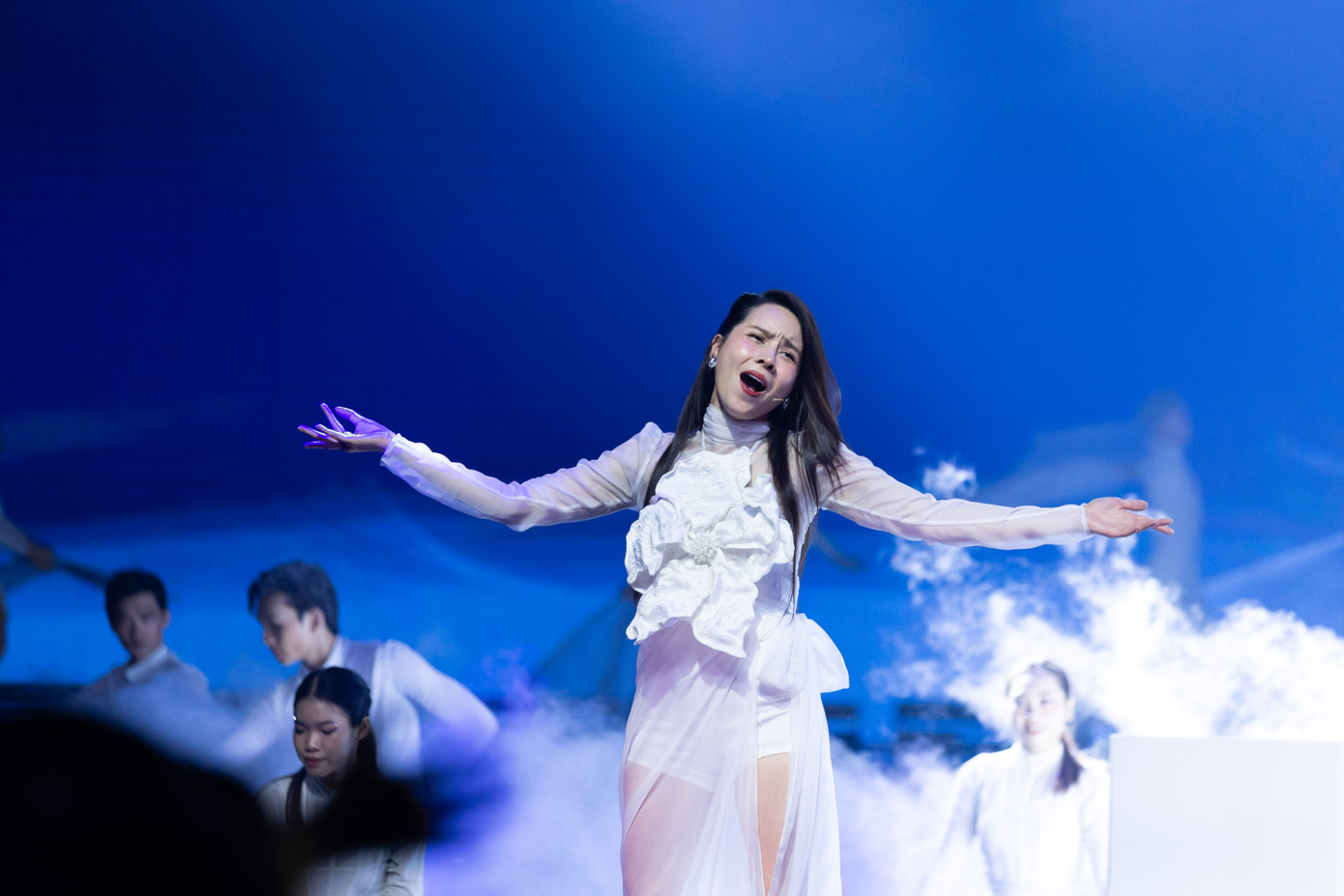 Phần biểu diễn Hương ngọc lan của Lưu Hương Giang tại Công diễn 4 show Chị đẹp. Phần biểu diễn Hương ngọc lan của Lưu Hương Giang tại Công diễn 4 show Chị đẹp.