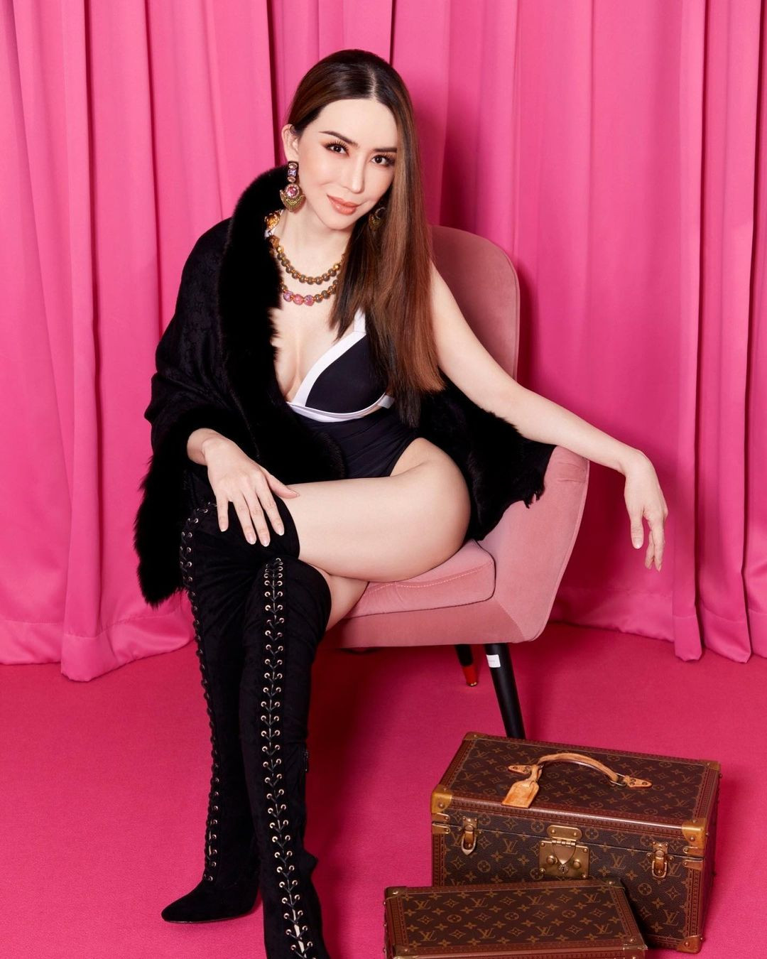 Một số người cho rằng Anne Jakrajutatip vốn là doanh nhân, việc bỏ ra 20 triệu USD mua lại tổ chức đang trên bờ vực xuống cấp là quyết định táo bạo, trong khi Miss Universe dưới sự điều hành của IMG đang thua lỗ. Chiến lược mới để kiếm tiền là bước đầu mang đến lợi nhuận cho tổ chức.