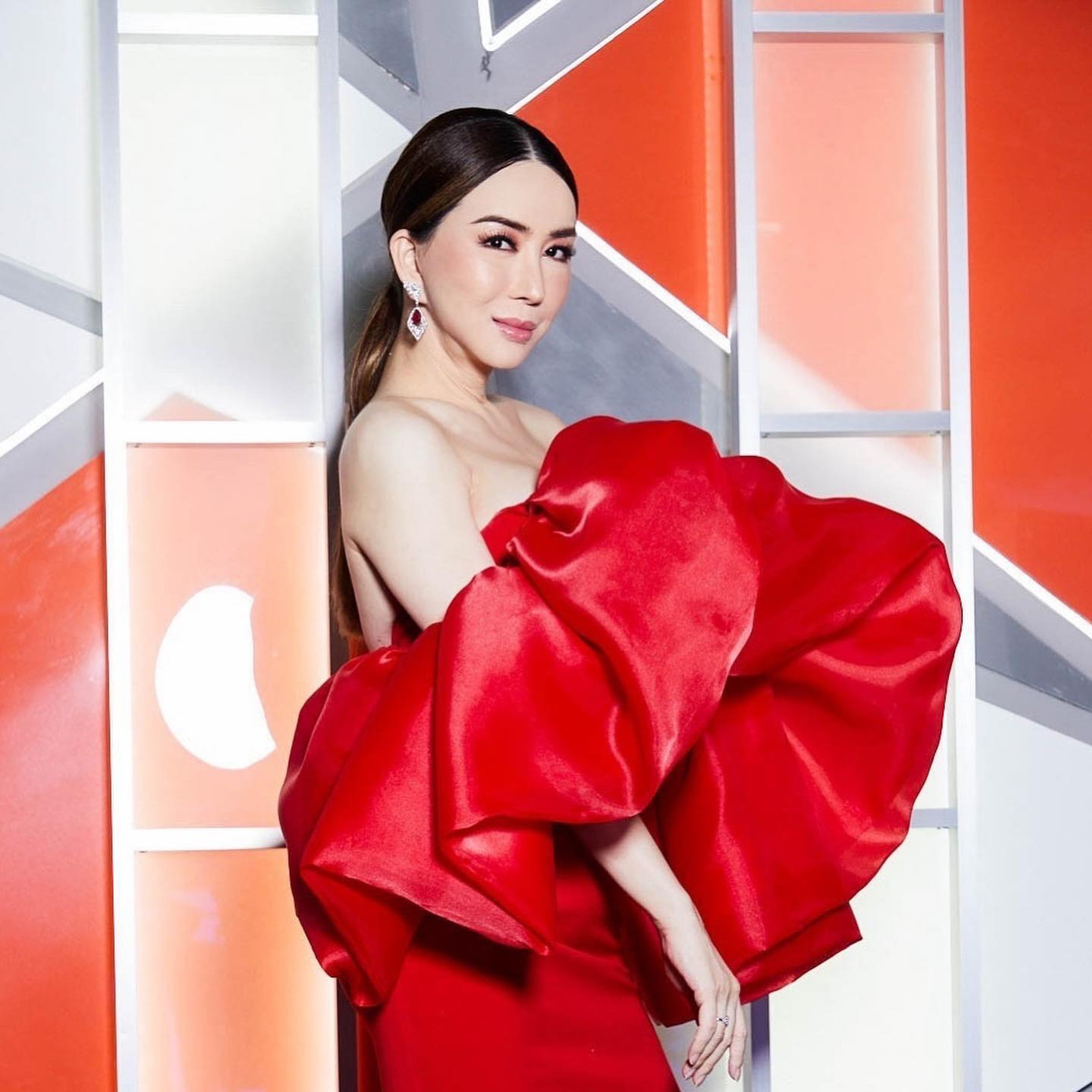 Sau nhiều năm, Anne phấn đấu và mở công ty truyền thông nổi tiếng ở Thái Lan. Bà còn là ngôi sao truyền hình thực tế, nhà hoạt động vì quyền phụ nữ chuyển giới. Sau khi mua lại Miss Universe, Anne nói bà muốn thay đổi tất cả. Kỷ nguyên đàn ông làm chủ tổ chức đã chấm dứt. Bà là người mở ra thời kỳ Hoa hậu Hoàn vũ do phụ nữ làm chủ sau 71 năm.