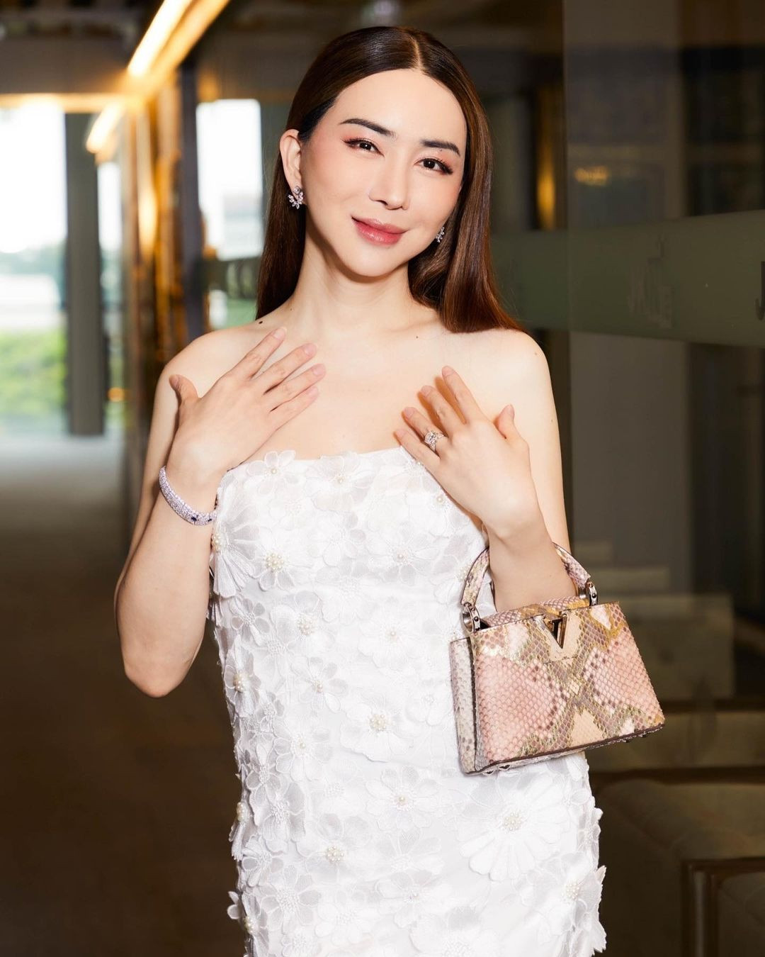 Anne Jakrajutatip cho biết bà sẽ thay đổi khi nắm Miss Universe. Sẽ không ai bị bỏ lại phía sau dù là nam giới hay phụ nữ. &quot;Tôi có trách nhiệm bảo vệ thí sinh, đặc biệt là đội ngũ trong hậu trường. Bất kỳ bạn là ai, dù là đàn ông, phụ nữ, người thuộc cộng đồng LGBTQ+, mọi cáo buộc, quấy rối sẽ hoàn toàn không xảy ra trong thời kỳ Miss Universe do tôi nắm quyền. Nếu có có, tôi sẽ làm đến cùng&quot;, bà giải thích.