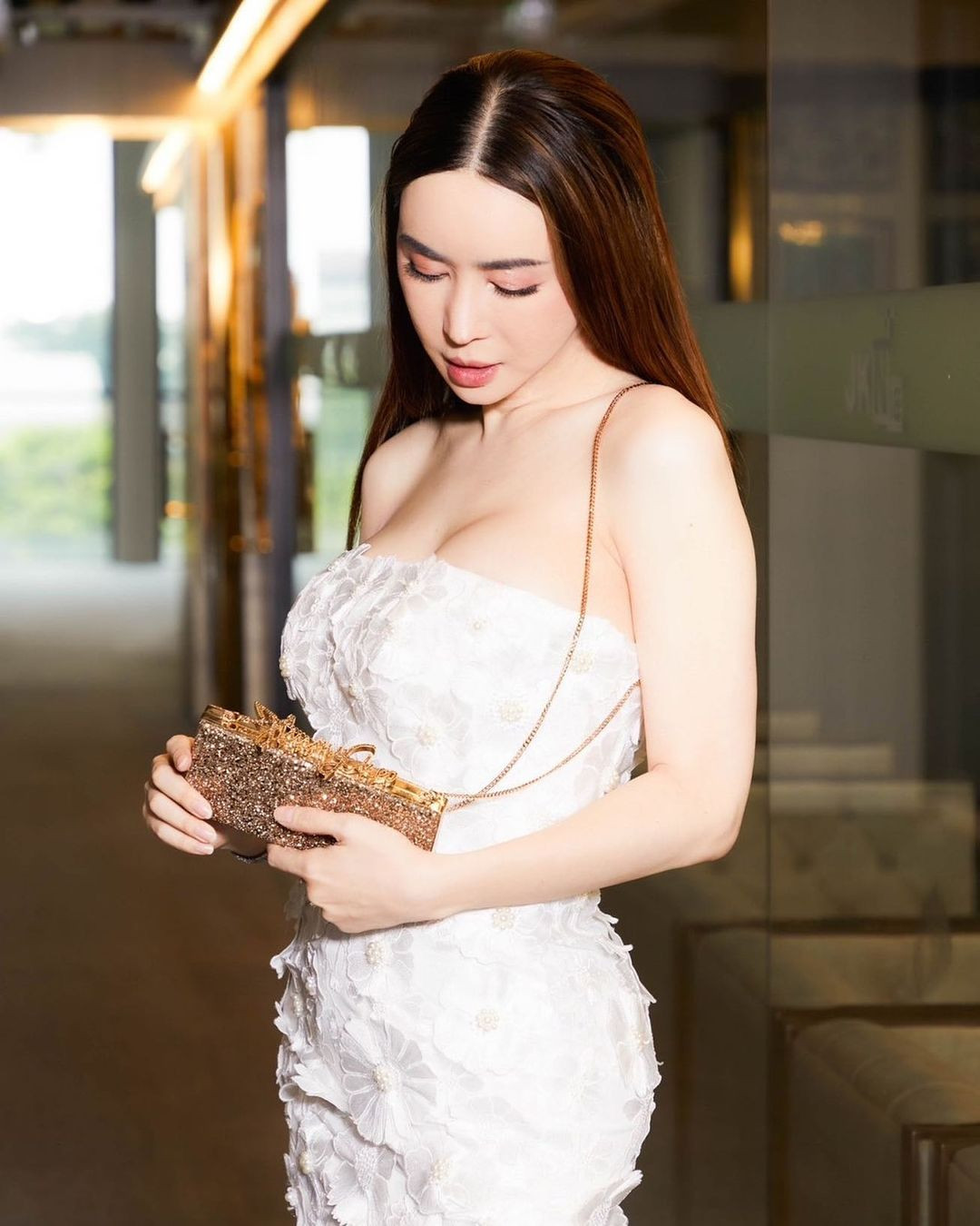 Theo Guardian, Anne Jakrajutatip lớn lên trong gia đình trung lưu. Do nữ tính từ nhỏ, cô thường xuyên bị bắt nạt và kỳ thị, bị quấy rối tình dục. Sau khi đọc bài báo về Oprah Winfrey - tỷ phú từng bị lạm dụng tình dục, lớn lên ở khu ổ chuột - Anne nhận thấy truyền thông và kinh doanh là con đường duy nhất giúp cô được tôn trọng.