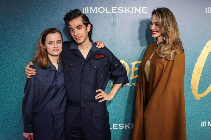 Theo Page Six,Vivienne mặc đồ công nhân để thể hiện trang phục của nhân vật trong The Outsiders. Con gái út nhà Jolie dạn dĩ trước ống kính, thường xuyên cùng mẹ đến những buổi ra mắt phim, sự kiện đông người.