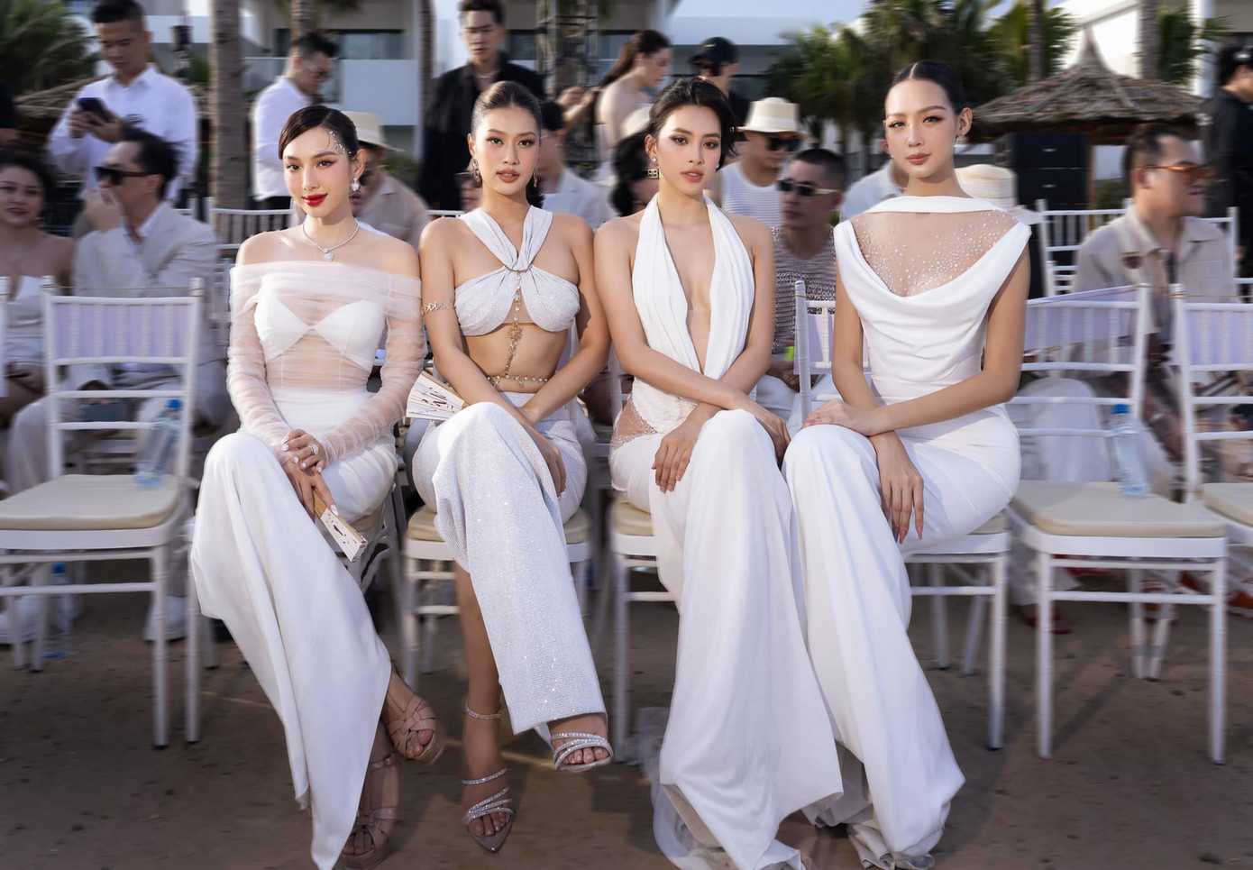 Tham gia sự kiện thời trang của NTK Đỗ Long tại Phú Quốc, dàn người đẹp gồm Hoa hậu Việt Nam 2018 Tiểu Vy, Hoa hậu Liên lục địa Bảo Ngọc, đương kim Hoa hậu Hòa bình Việt Nam Đoàn Thiên Ân và Hoa hậu Hòa bình Quốc tế 2021 Thùy Tiên nhận được nhiều lời khen với nhan sắc nổi bật, vẻ ngoài ngày càng hoàn thiện hậu đăng quang.