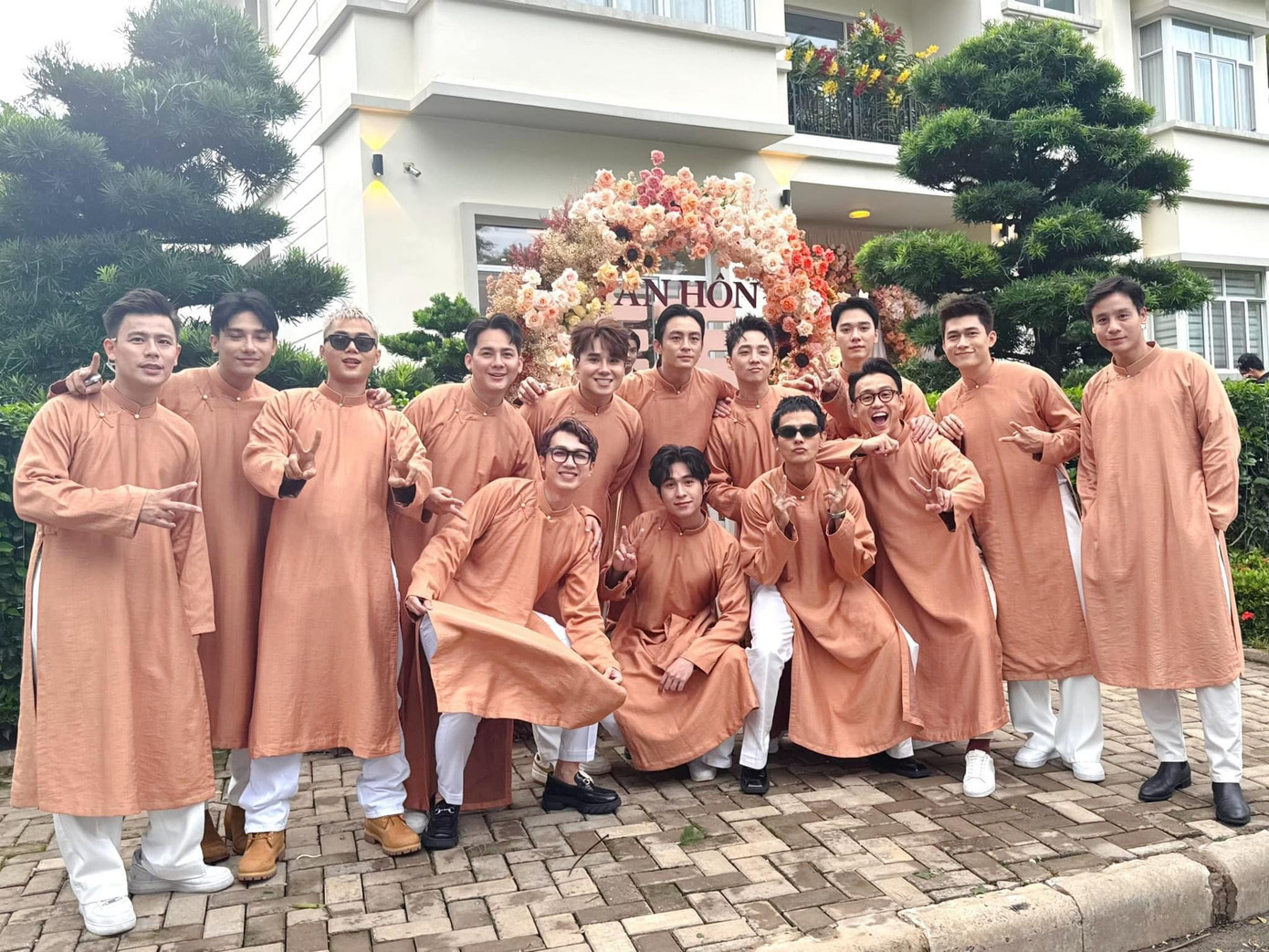 Đội hình bưng mâm nhà chú rể gồm nhiều gương mặt nổi tiếng trong showbiz như Tiko Tiến Công, Trần Anh Huy, Lãnh Thanh, Minh Xù, Quang Bảo, Cao Xuân Tài, Hữu Thanh Tùng, Otis, Bi Duy Minh... Dàn phù dâu, phù rể đều diện áo dài tông cam đất, họa tiết thêu hoa mơ. Đội hình bưng mâm nhà chú rể gồm nhiều gương mặt nổi tiếng trong showbiz như Tiko Tiến Công, Trần Anh Huy, Lãnh Thanh, Minh Xù, Quang Bảo, Cao Xuân Tài, Hữu Thanh Tùng, Otis, Bi Duy Minh... Dàn phù dâu, phù rể đều diện áo dài tông cam đất, họa tiết thêu hoa mơ.