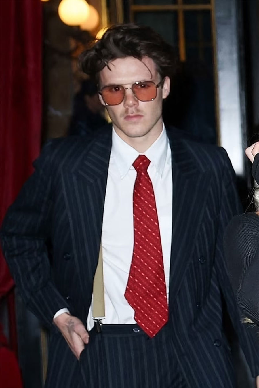 Người gây bất ngờ nhất nhà Beck tại Paris Fashion Week lần này là Cruz Beckham. Sau khi thông báo tạm ngừng đi hát, nối nghiệp cha theo đuổi sự nghiệp bóng đá, con trai thứ ba nhà Beck già dặn với bộ vest cổ điển. Thanh niên 19 tuổi gợi nhớ dáng dấp của Beckham những năm 1990.