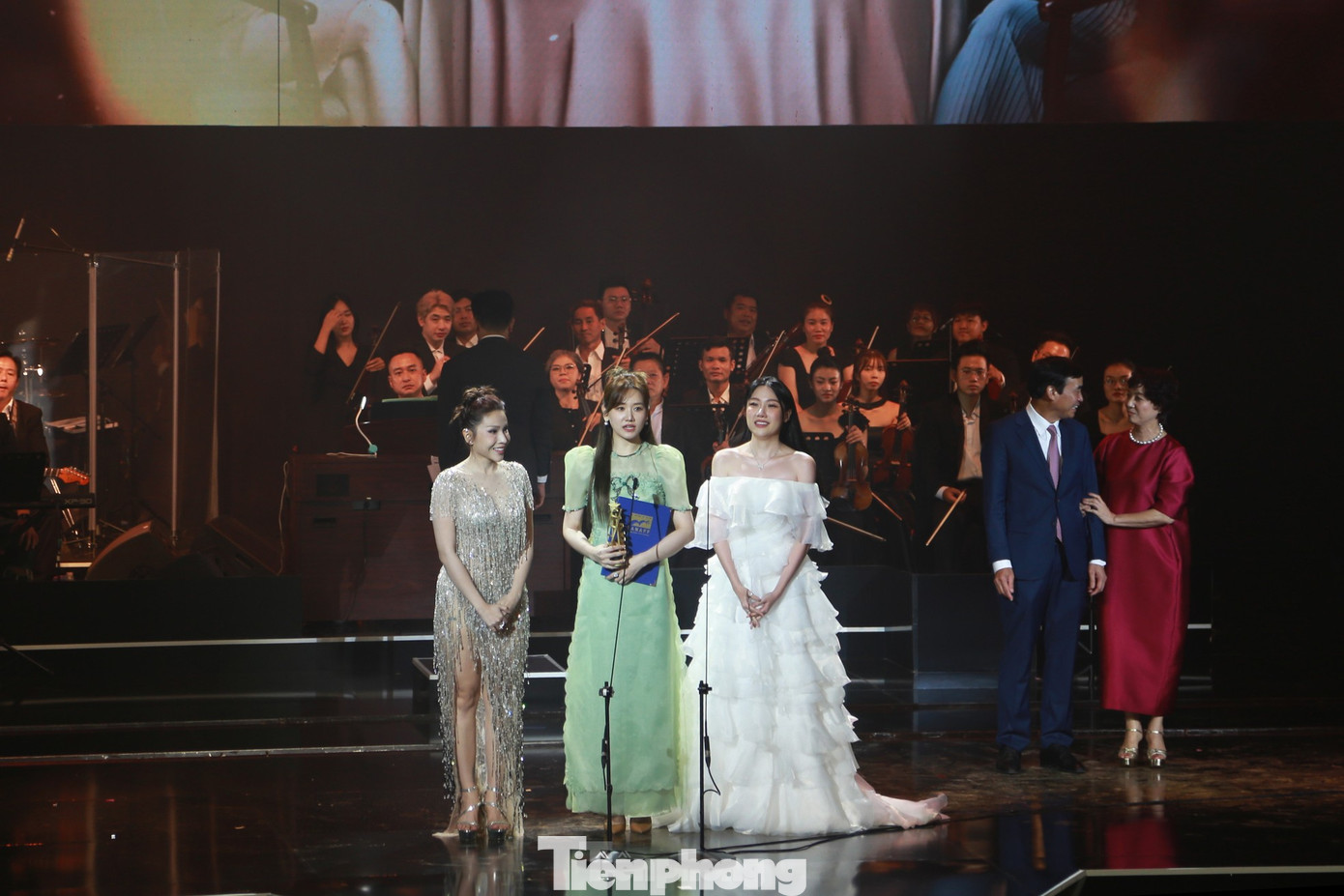 Hari Won và Khả Như, Uyển Ân nhận giải Phim hay nhất. Hari Won và Khả Như, Uyển Ân nhận giải Phim hay nhất.