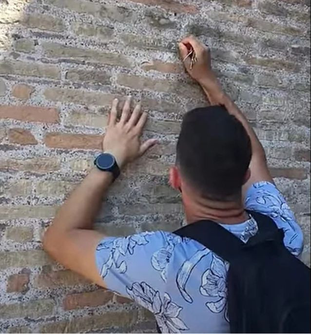 Bansky đối mặt tù 5 năm vì viết lên di tích lịch sử. Bansky đối mặt tù 5 năm vì viết lên di tích lịch sử.