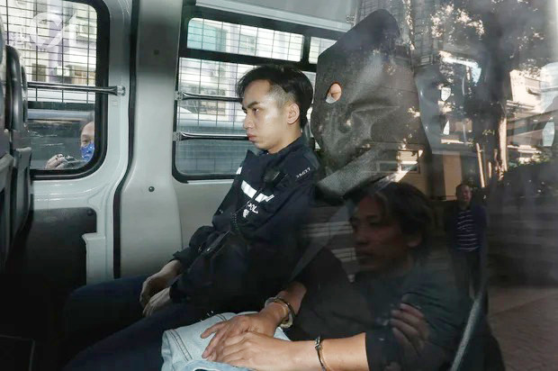 Lin bị trùm đầu khi bị áp giải ra tòa. Lin bị trùm đầu khi bị áp giải ra tòa.