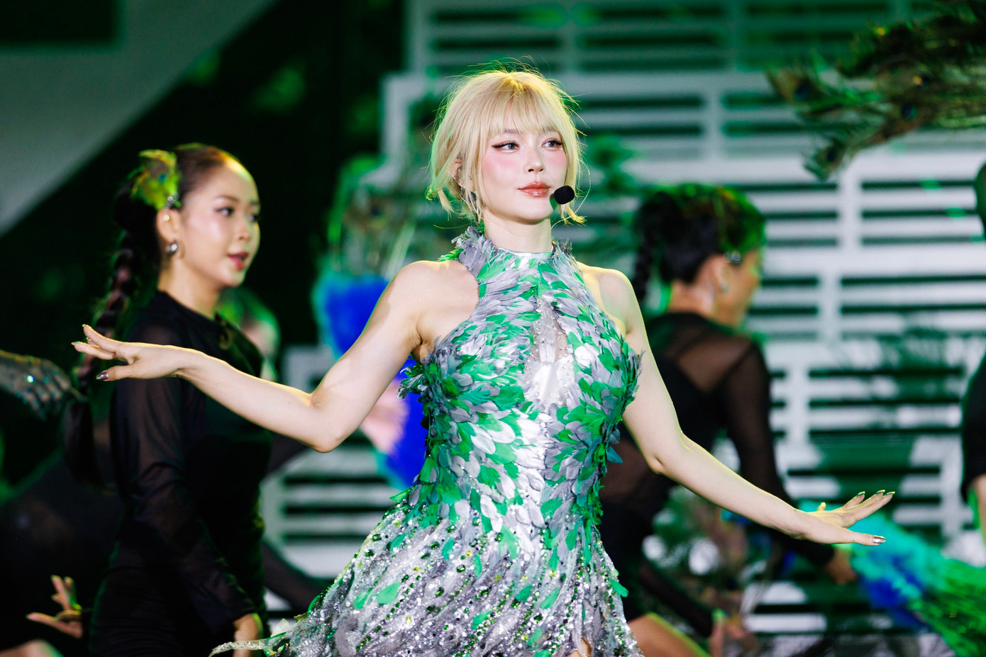 Các màn trình diễn được chia làm 4 chương, từng nhóm nghệ sĩ biểu diễn các ca khúc trong chương trình. Nhiều màn kết hợp đặc sắc giữa các nghệ sĩ hai mùa chị đẹp, phải kể đến dàn sao cùng sinh năm 1989 diễn bài &quot;Hot&quot;: Tóc Tiên - Trang Pháp - Ái Phương - Bùi Lan Hương - Giang Hồng Ngọc - Huyền Baby - Diệp Lâm Anh.