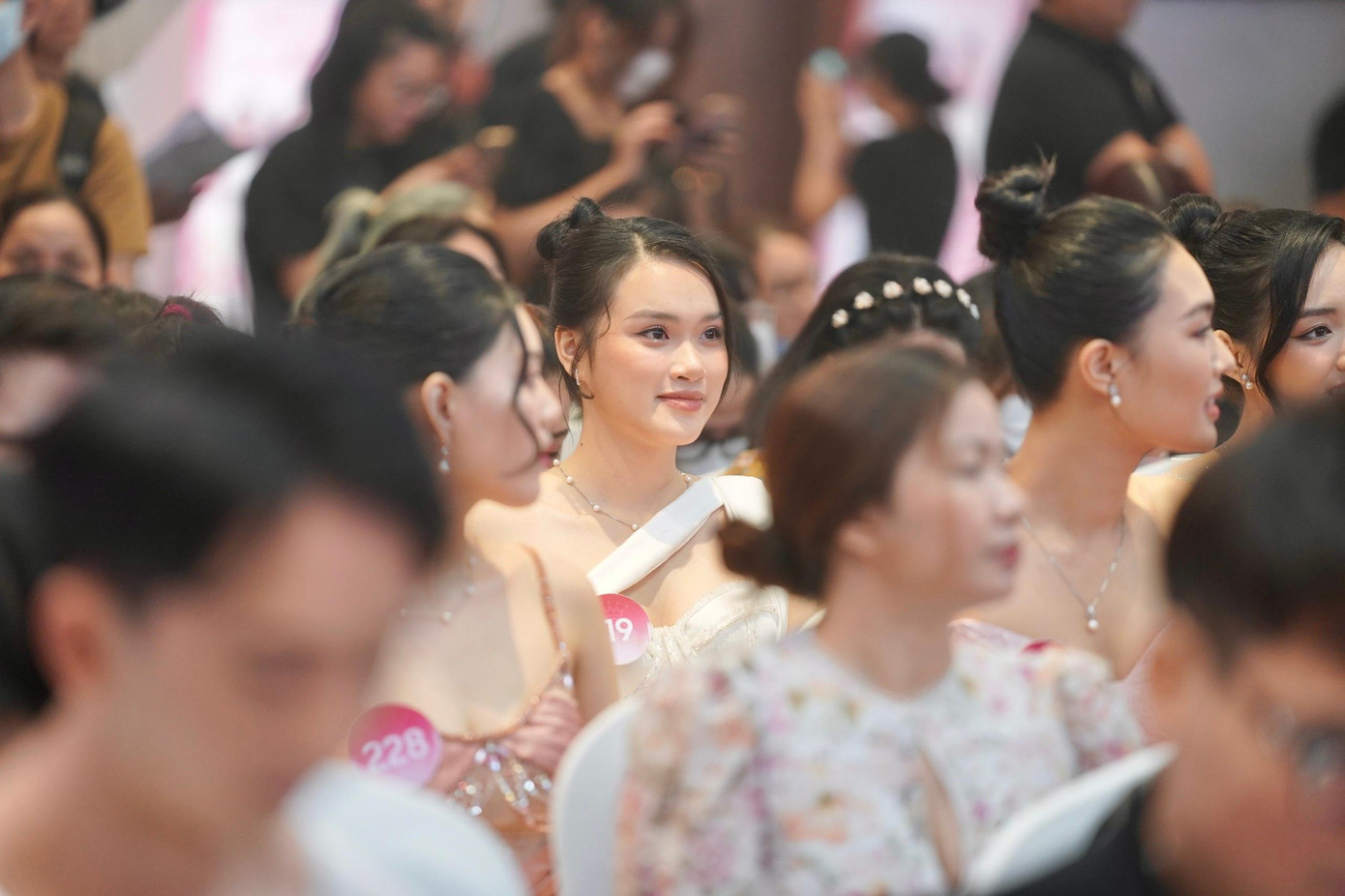 Thí sinh Phương Trinh (SBD 119) tập trung lắng nghe ban tổ chức, ban giám khảo phổ biến thông tin và thể lệ của vòng chung kết toàn quốc Hoa hậu Việt Nam 2022.