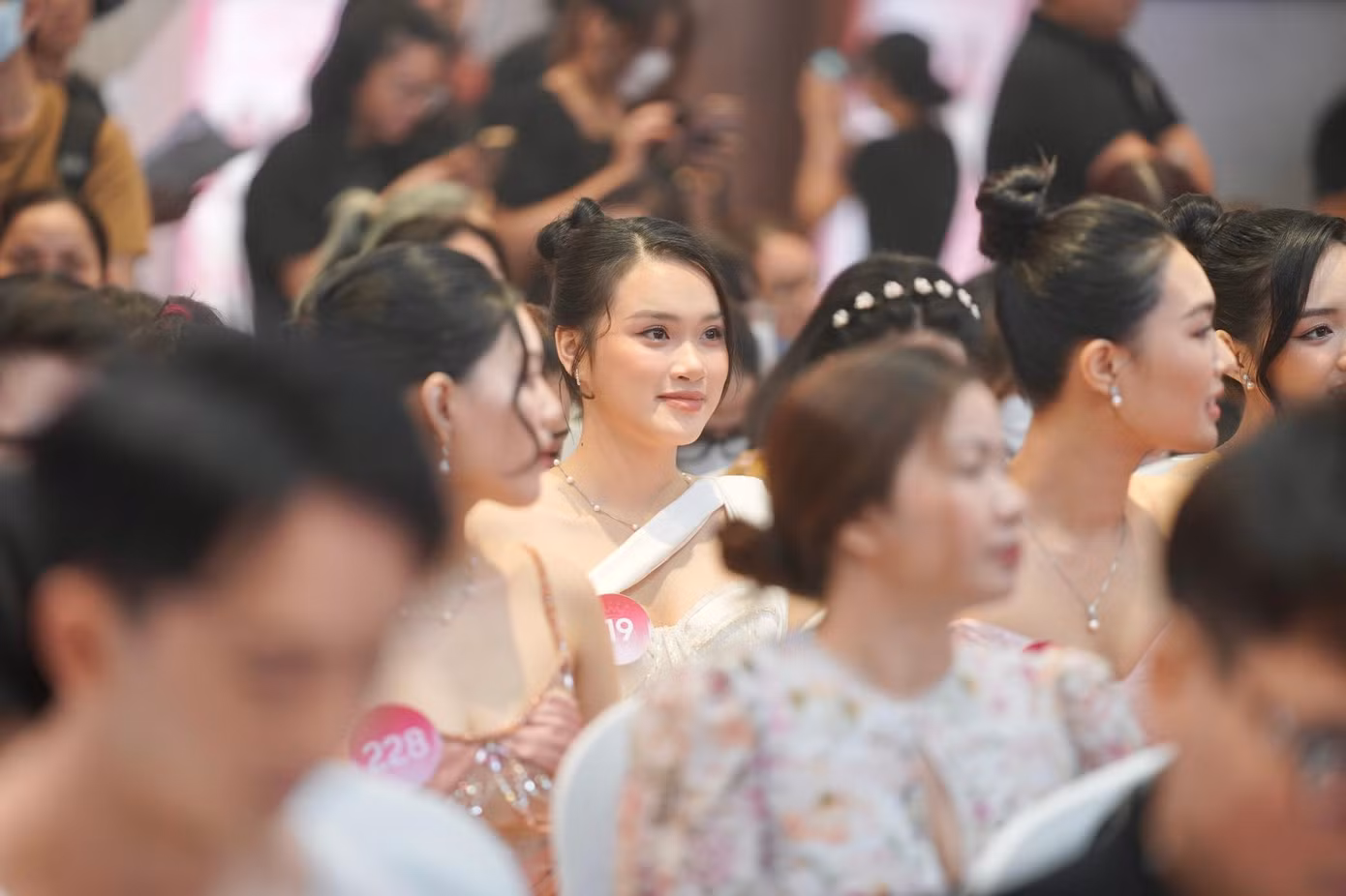 Thí sinh Phương Trinh (SBD 119) tập trung lắng nghe ban tổ chức, ban giám khảo phổ biến thông tin và thể lệ của vòng chung kết toàn quốc Hoa hậu Việt Nam 2022.