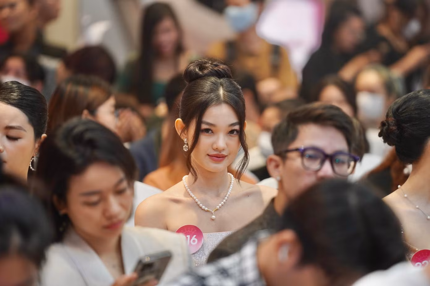 Tại buổi họp báo ngày 2/12, thí sinh Hoa hậu Việt Nam lần đầu xuất hiện trước công chúng với hình ảnh chỉn chu. Top 35 cô gái xuất sắc được trang điểm, làm tóc và diện trang phục dạ hội để tập làm quen với cuộc sống của tân hoa hậu. Trong ảnh là thí sinh Bé Quyên (SBD 216).