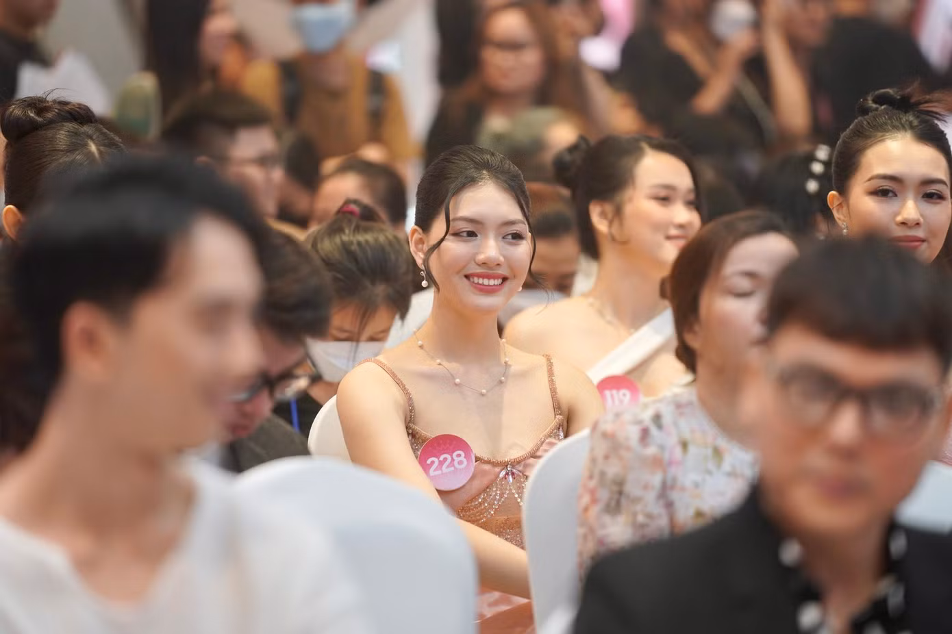 Thí sinh Nguyễn Hoàng Yến (SBD 228) nền nã với trang phục dạ hội hai dây và mái tóc búi xõa nhẹ. Cô năm nay 18 tuổi.