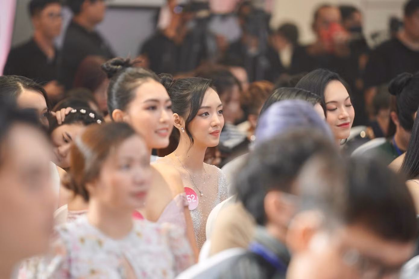 Trần Lê Mai Chi (SBD 052) cho biết đây là lần đầu cô dự họp báo, xuất hiện với tư cách thí sinh Hoa hậu Việt Nam 2022 trước truyền thông. "Tôi có chút lo lắng và hồi hộp. Tôi mong được thể hiện tốt trong buổi họp báo chung kết".