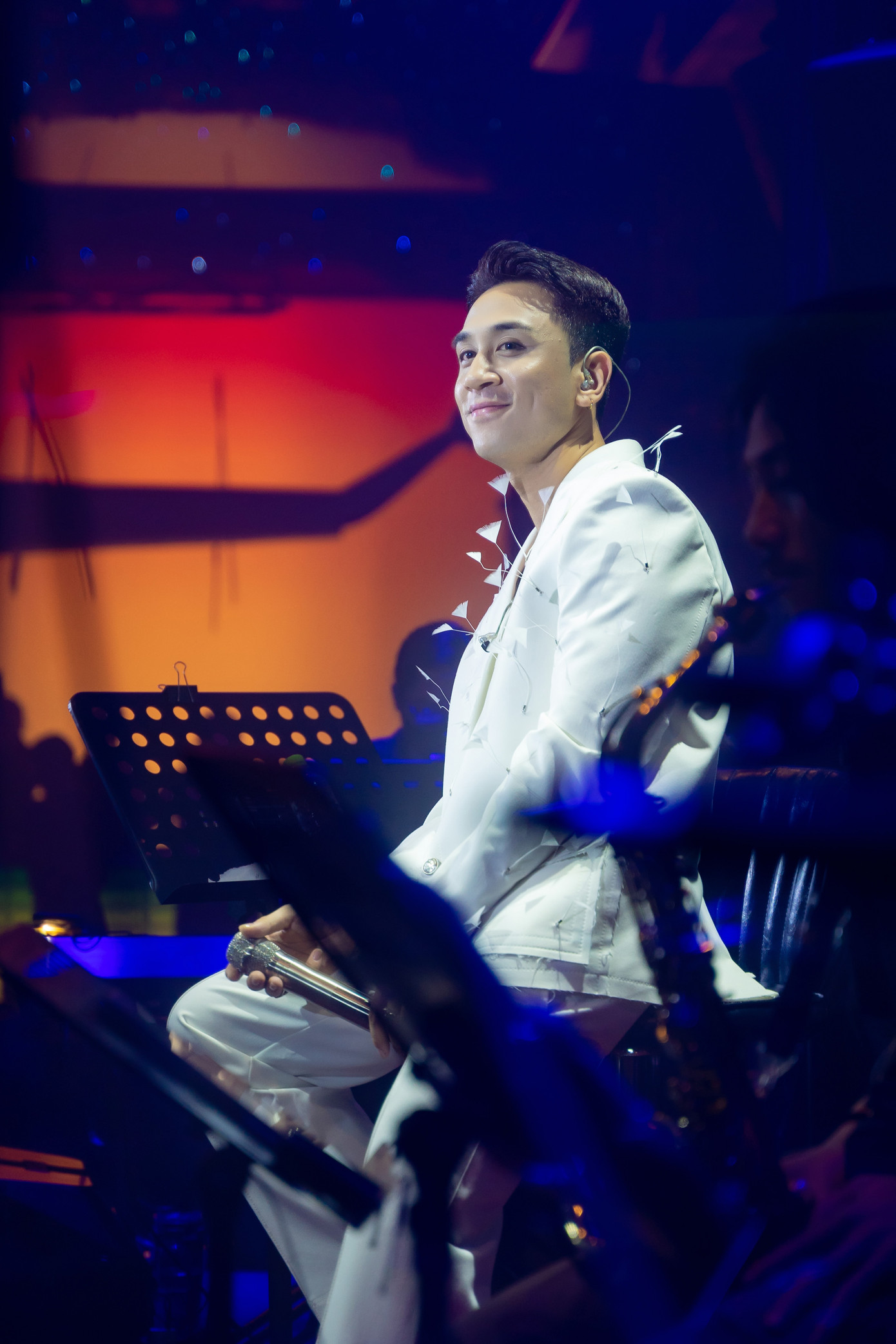 Dương Edward bị loại khỏi chương trình The Masked Singer khá sớm. Sau chương trình, anh xuất hiện ở các sân khấu biểu diễn, phòng trà. Tối 29/10, anh có buổi diễn tại phòng trà Bến Thành cùng quán quân Vũ Thảo My, ca sĩ Phượng Vũ sau khi cả ba đều bị loại khỏi Ca sĩ mặt nạ. "Tôi may mắn vì công việc có phần rôm rả. Tôi trân quý tình cảm khán giả dành cho mình. Sắp tới, tôi đáp lại tình cảm của khán giả bằng sản phẩm âm nhạc chất lượng", Kỳ Lân Lãng Tử của Ca sĩ mặt nạ nói. Dương Edward bị loại khỏi chương trình The Masked Singer khá sớm. Sau chương trình, anh xuất hiện ở các sân khấu biểu diễn, phòng trà. Tối 29/10, anh có buổi diễn tại phòng trà Bến Thành cùng quán quân Vũ Thảo My, ca sĩ Phượng Vũ sau khi cả ba đều bị loại khỏi Ca sĩ mặt nạ. "Tôi may mắn vì công việc có phần rôm rả. Tôi trân quý tình cảm khán giả dành cho mình. Sắp tới, tôi đáp lại tình cảm của khán giả bằng sản phẩm âm nhạc chất lượng", Kỳ Lân Lãng Tử của Ca sĩ mặt nạ nói.