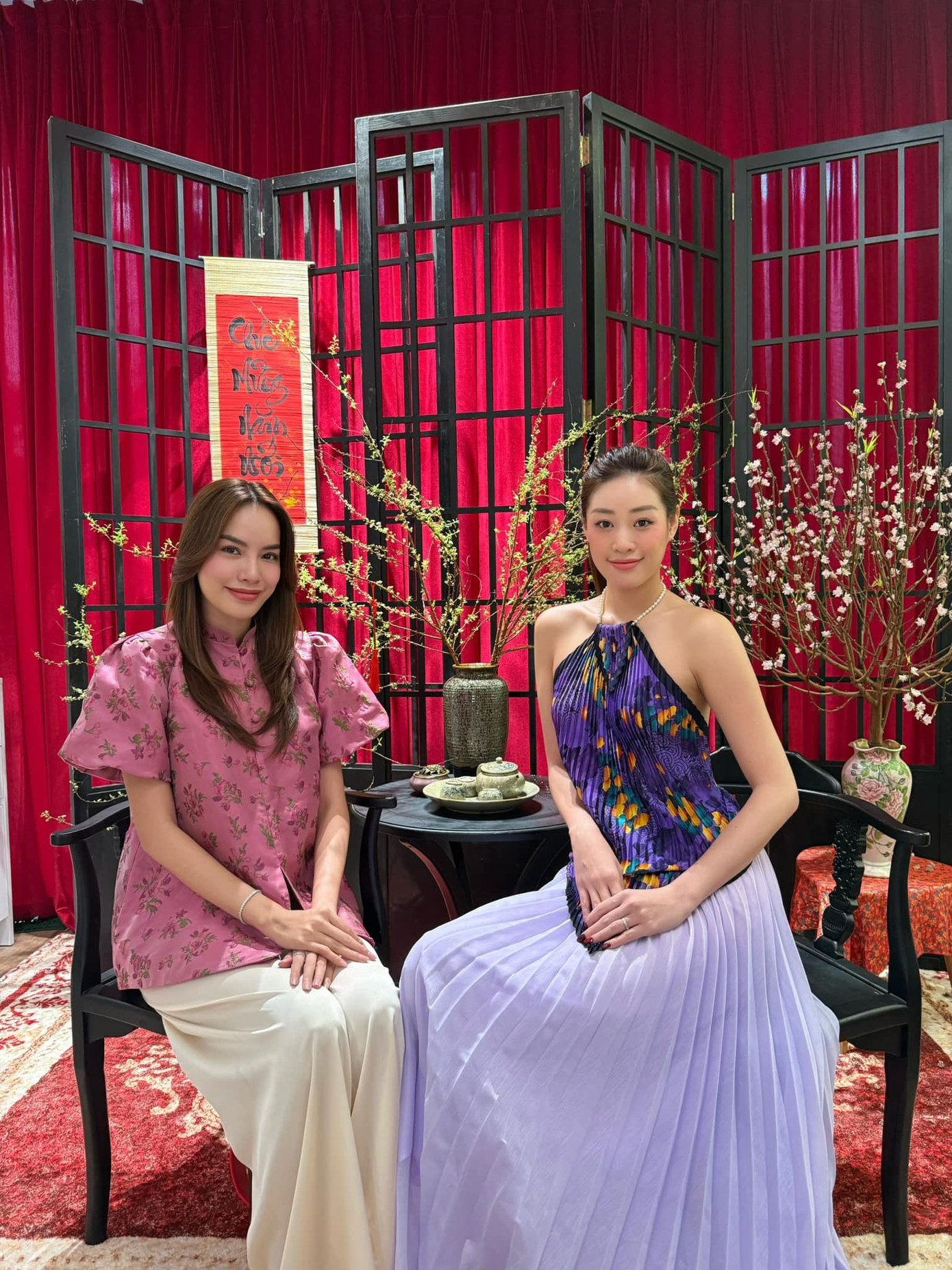 Hoa hậu Lê Hoàng Phương diện trang phục in hoa, đặc trưng ngày Tết và chụp ảnh cùng Hoa hậu Khánh Vân trong Mùng 5 Tết. Hoa hậu Hoàn vũ Việt Nam 2019 gây chú ý khi diện trang phục yếm cách điệu, chụp ảnh trong không gian đậm không khí xuân.