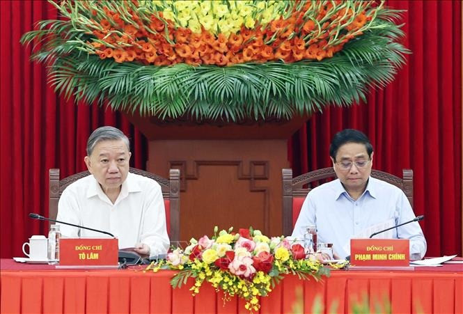 Tổng Bí thư Tô Lâm và Ủy viên Bộ Chính trị, Thủ tướng Chính phủ Phạm Minh Chính, Trưởng Tiểu ban Kinh tế - Xã hội Đại hội XIV của Đảng tại buổi làm việc. Ảnh: Thống Nhất/TTXVN. Tổng Bí thư Tô Lâm và Ủy viên Bộ Chính trị, Thủ tướng Chính phủ Phạm Minh Chính, Trưởng Tiểu ban Kinh tế - Xã hội Đại hội XIV của Đảng tại buổi làm việc. Ảnh: Thống Nhất/TTXVN.