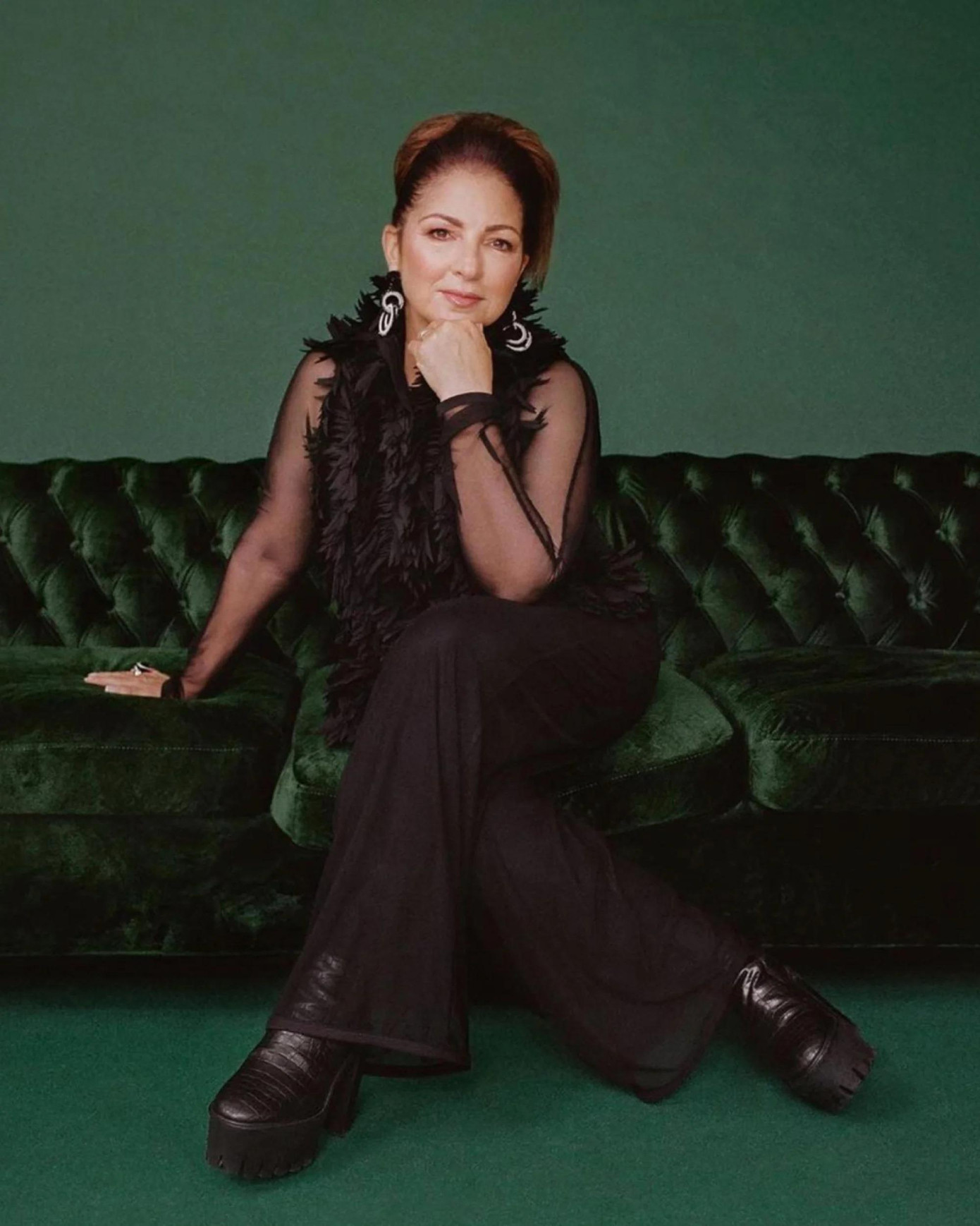 Diva gốc Cuba đồng hạng với Beyonce trong danh sách 12 ca sĩ giàu nhất thế giới. Gloria Estefan là một trong những nghệ sĩ thành công nhất thập niên 1980, có nhiều ca khúc tiếng Anh và Tây Ban Nha đứng đầu bảng xếp hạng. Ngoài ra, Gloria Estefan còn viết sách dạy nấu ăn, chủ đề trẻ em và là cố vấn khách mời cho American Idol.