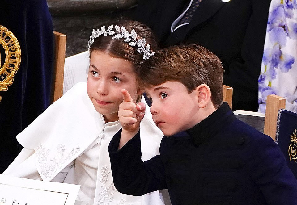 Khoảnh khắc Louis và chị gái Charlotte "mất tập trung" trong lễ đăng cơ gây sốt mạng xã hội.