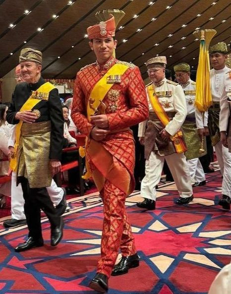 Hôn lễ của Hoàng tử Brunei và cháu gái cố vấn đặc biệt của nhà vua kéo dài 10 ngày, bắt đầu từ 7/1-16/1. Mateen là người con thứ 10, đồng thời là con trai thứ tư của Vua Hassanal Bolkiah. Dù đứng sau nhiều hoàng tử và có ít khả năng kế vị ngai vàng, Mateen được chú ý nhờ thành tích và ngoại hình nổi bật. Harper's Bazaar từng xếp Abdul Mateen đứng đầu trong danh sách Hoàng tử Brunei được khao khát nhất.