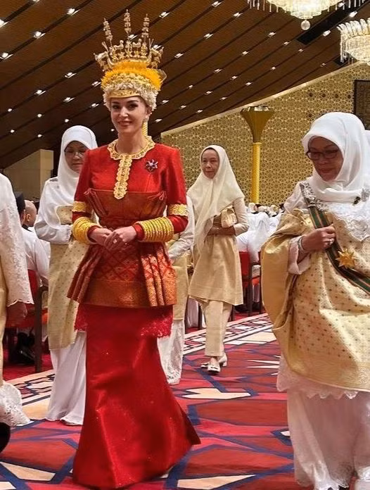Hôn lễ của Hoàng tử Brunei và cô dâu Anisha Rosnah diễn ra từ ngày 7/1, kéo dài 10 ngày. Trong buổi lễ ngày 11/1 tổ chức tại Nhà thờ Hồi giáo Sultan Omar Ali Saifuddien, thủ đô Bandar Seri Begawan, Brunei, Hoàng tử Mateen và vợ mặc trang phục truyền thống đỏ, đầu đội mũ làm bằng vàng. Hôn lễ của Hoàng tử Brunei và cô dâu Anisha Rosnah diễn ra từ ngày 7/1, kéo dài 10 ngày. Trong buổi lễ ngày 11/1 tổ chức tại Nhà thờ Hồi giáo Sultan Omar Ali Saifuddien, thủ đô Bandar Seri Begawan, Brunei, Hoàng tử Mateen và vợ mặc trang phục truyền thống đỏ, đầu đội mũ làm bằng vàng.