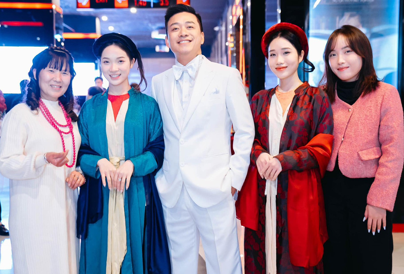 Tuấn Hưng bao rạp để thưởng thức Đào, phở và piano cùng gia đình.