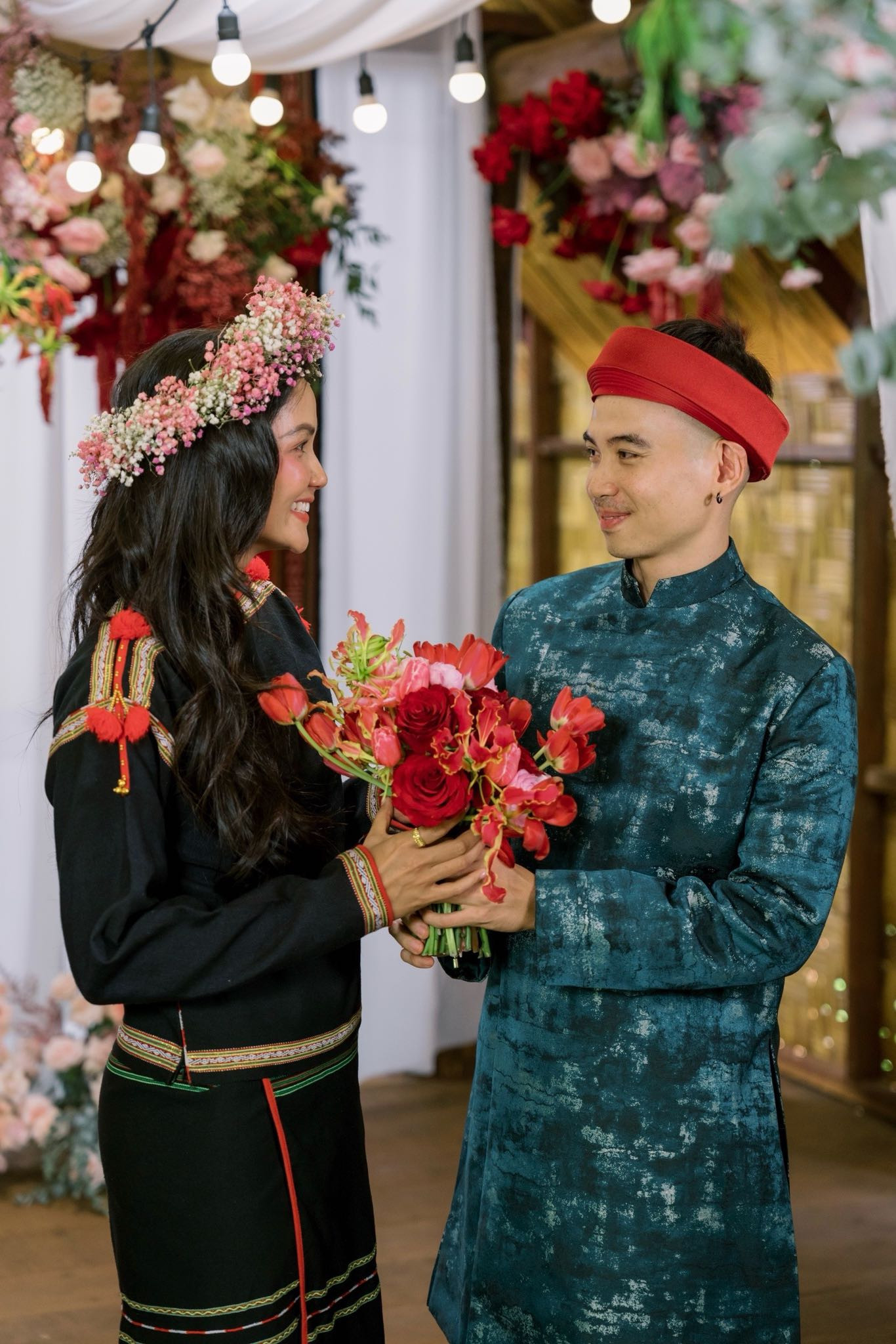 Nhiếp ảnh gia và bạn gái yêu nhau 7 năm, trải qua nhiều sóng gió trước khi về chung nhà. Dịp Valentine, Hoa hậu Hoàn vũ Việt Nam 2017 chia sẻ cô và Tuấn Khôi đã đăng ký kết hôn. Cô cũng cho biết đã chuẩn bị tâm lý làm vợ, học cách nhường nhịn, yêu thương và sẵn sàng làm mẹ.
