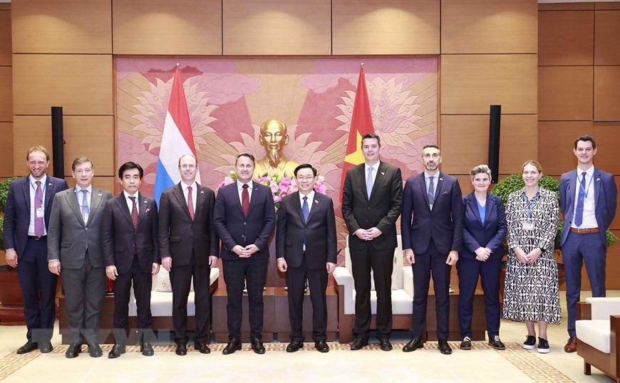 Chủ tịch Quốc hội Vương Đình Huệ, Thủ tướng Luxembourg Xavier Bettel với các đại biểu. (Ảnh: Doãn Tấn/TTXVN)