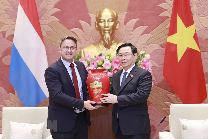 Chủ tịch Quốc hội Vương Đình Huệ tặng vật phẩm lưu niệm cho Thủ tướng Luxembourg Xavier Bettel. (Ảnh: Doãn Tấn/TTXVN)