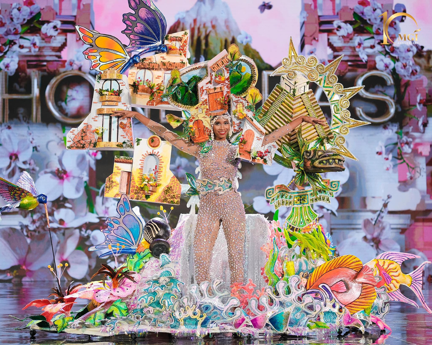 Trang phục dân tộc cầu kỳ và đầy màu sắc của đại diện Honduras.