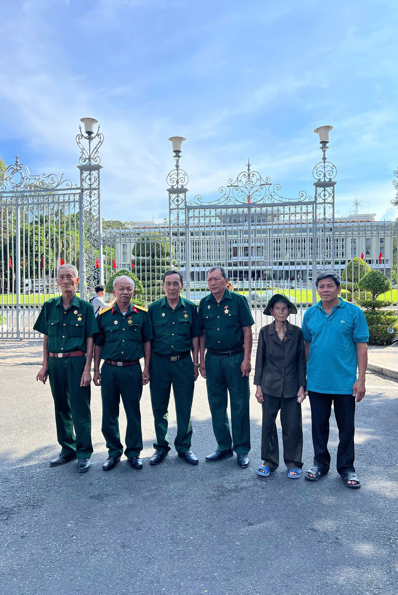 Cựu chiến binh đến thăm Dinh Độc Lập. Cựu chiến binh đến thăm Dinh Độc Lập.