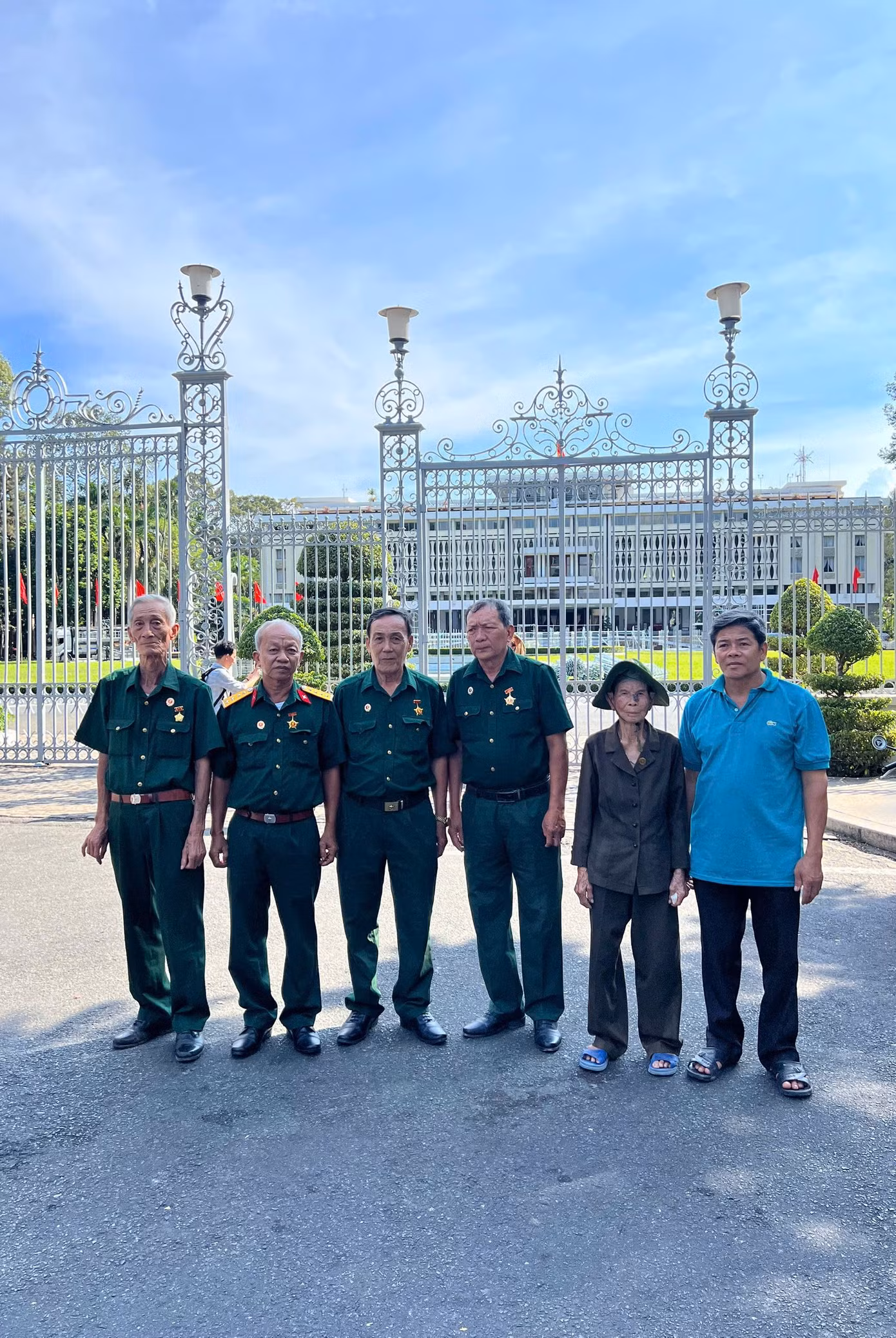 Cựu chiến binh đến thăm Dinh Độc Lập. Cựu chiến binh đến thăm Dinh Độc Lập.