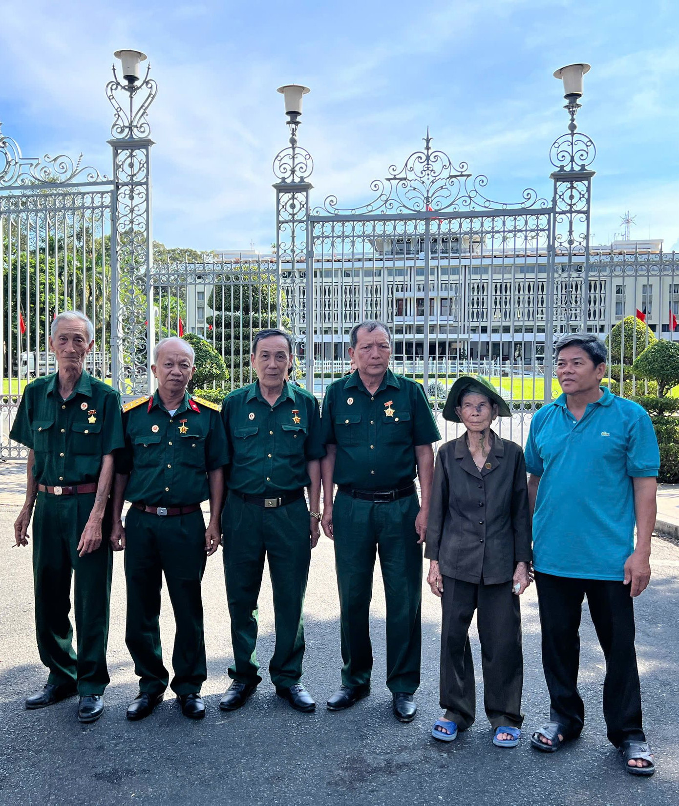 Cựu chiến binh đến thăm Dinh Độc Lập. Cựu chiến binh đến thăm Dinh Độc Lập.