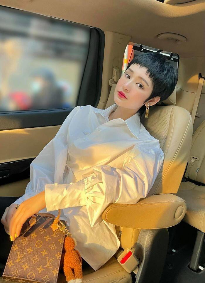 Ngày trở lại của Hiền Hồ gặp nhiều phản ứng trái chiều từ cộng đồng mạng. Ngày trở lại của Hiền Hồ gặp nhiều phản ứng trái chiều từ cộng đồng mạng.